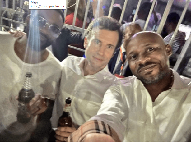 Perezida Macron yatemberanye na Fally Ipupa banywera inzoga mu muhanda