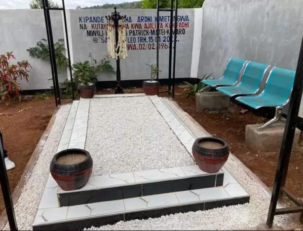 Umupolisi yiguriye isanduku ihenze azashyingurwamo nyuma yo kwicukurira imva