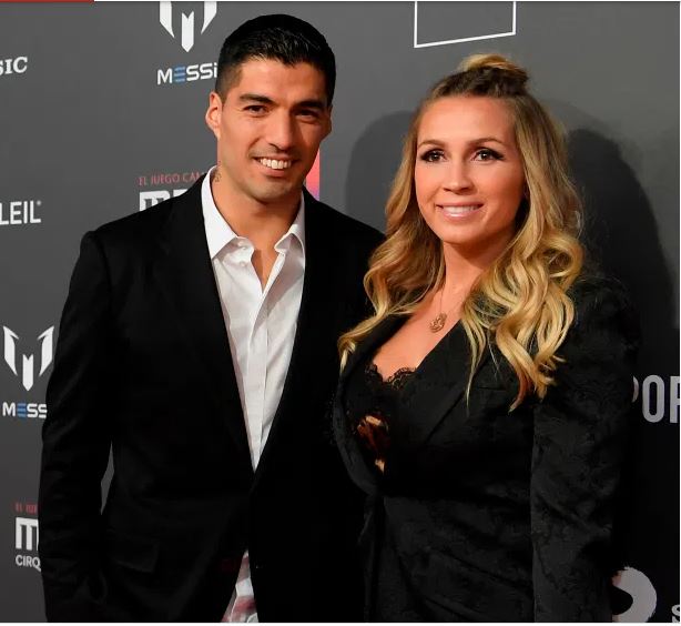 Umugore wa Luis Suarez yagaragaje ko afitiye inzika FC Barcelona kubera ibyo yakoreye umugabo we