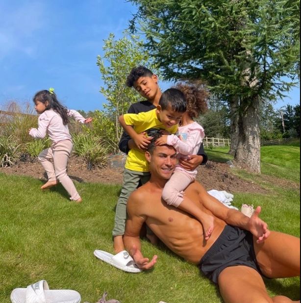 Ifoto igaragaza abana ba Cristiano Ronaldo bagiye ku ishuri yakoze benshi ku mutima