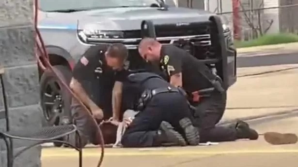 USA: Abapolisi batatu bafatiwe ibihano nyuma y'amashusho bagaragayemo bakubita umuturage