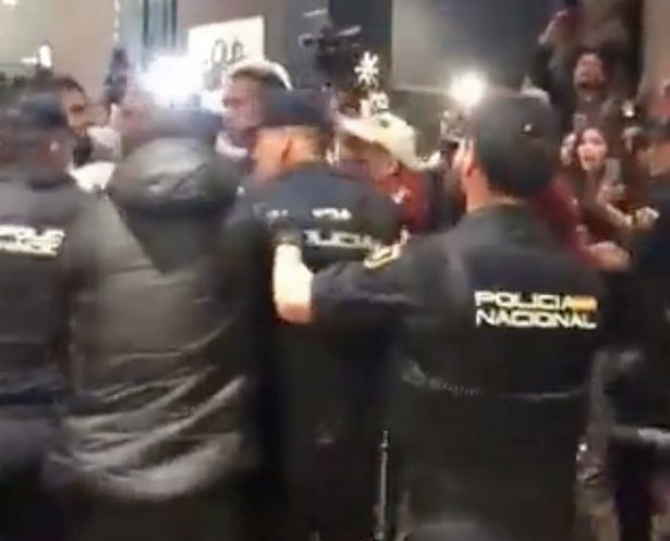 Abakinnyi ba Peru bakubise abapolisi ba Espagne umwe bamukomeretsa mu maso
