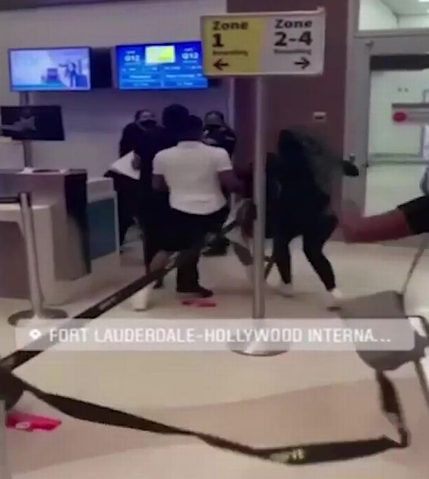Abakozi bo mu ndege bakubiswe n'abagenzi barakomereka bazira gukererwa kw'indege
