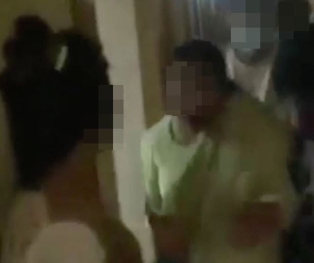 Umugore yafatiye umugabo we w'umupolisi muri Hotel ari gusambana n'ihabara arwana inkundura