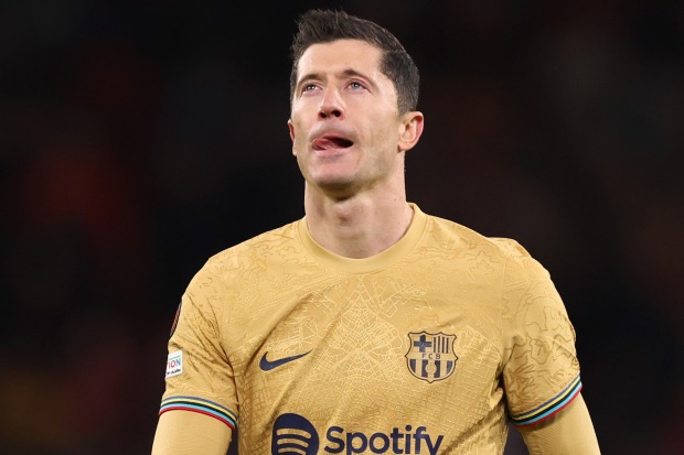 Lewandowski yagaragaye ashwana n'umukinnyi bakinana nyuma yo gutsindwa na Man United