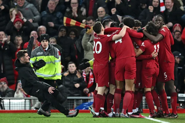 Umufana wa Liverpool yinjiye mu kibuga avuna umukinnyi w'ikipe ye [AMAFOTO]