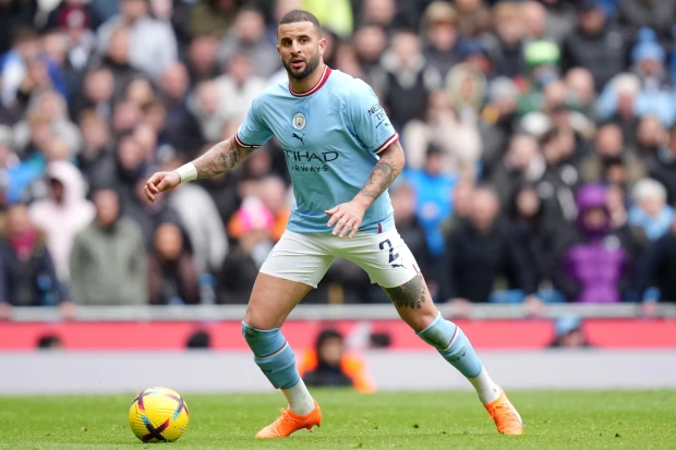 Myugariro Kyle Walker yagaragaye yasinze ari gukorakora abandi bagore