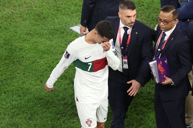 Umukinnyi wa Maroc yahishuye ko yishimiye kubona Cristiano Ronaldo asohoka mu kibuga arira