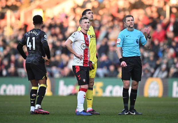 Akadege katagira umupilote kahagaritse umukino wa Premier League