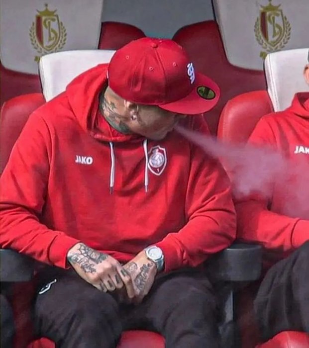 Radja Nainggolan yahagaritswe igihe kitazwi kubera kunywera itabi ku ntebe y'abasimbura