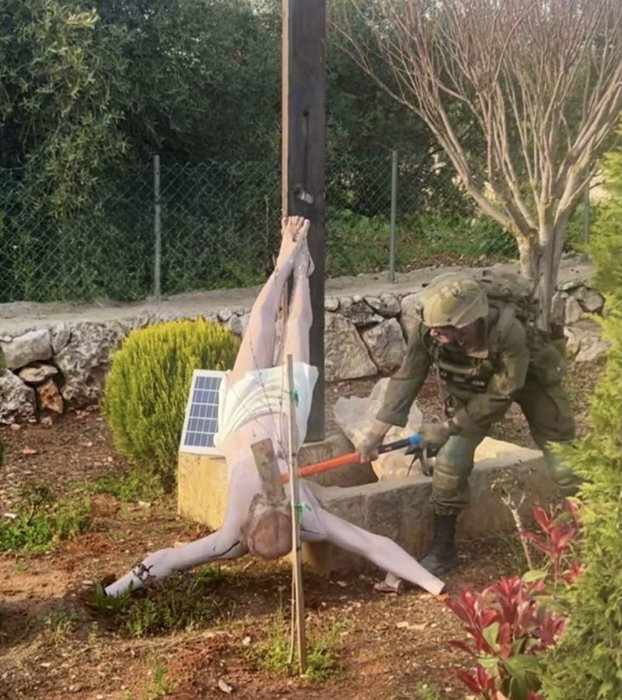 Umusirikare wa Israel yamenaguye ishusho ya Yezu
