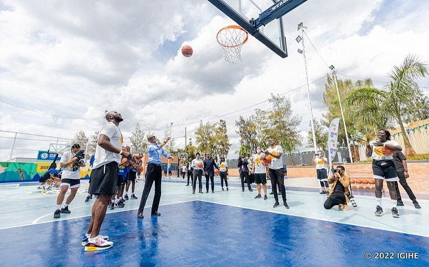 IFOTO Y'UMUNSI:Perezida Kagame yigaragaje cyane mu mukino wa Basketball
