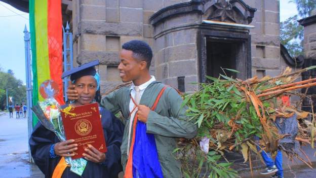 Umusore yagiye mu birori byo kurangiza kaminuza yikoreye ibiti nyina yahigaga kugira ngo amwishyurire [AMAFOTO]