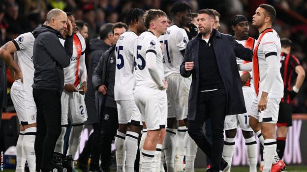 #PL: Kapiteni wa Luton Town yaguye mu kibuga bituma umukino usubikwa/Man City ikomeje guhunga igikombe