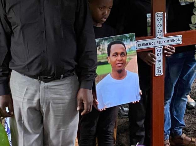 Umunyeshuri w'Umunya Tanzania wishwe na Hamas yashyinguwe mu gahinda kenshi