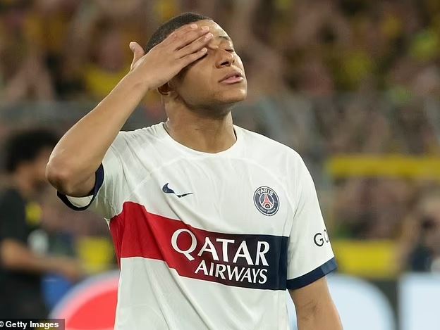 Imodoka ya PSG yasize Mbappe ku kibuga cya Dortmund ijyana abandi bakinnyi