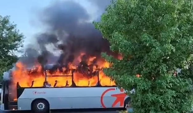 Imodoka yari itwaye abanyeshuri yafashwe ni inkongi y'umuriro Imana ikinga ukuboko