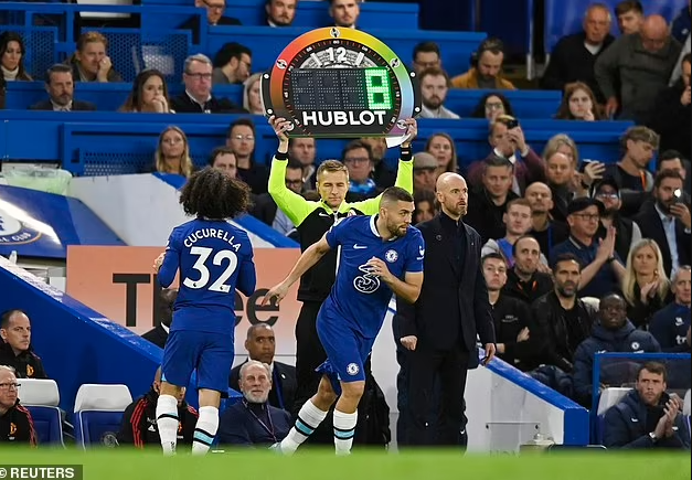 Umukinnyi wa Chelsea yahaye imyenda yose abafana asigara yambaye akenda k'imbere gusa