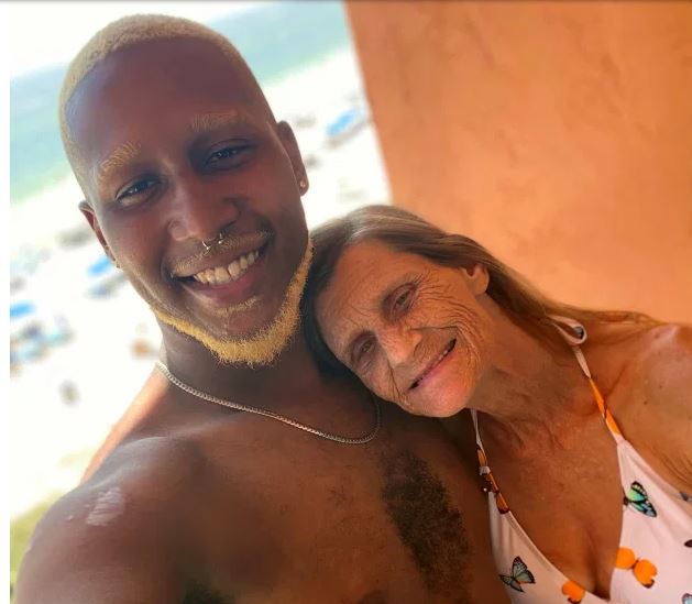 Umukecuru w'imyaka 61 ari mu byishimo byo gukundana n'umusore w'imyaka 24 yabera nyirakuru [AMAFOTO]