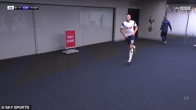 Myugariro wa Tottenham yavuye mu kibuga umukino utarangiye ajya mu bwiherero Mourinho amusangayo [AMAFOTO]