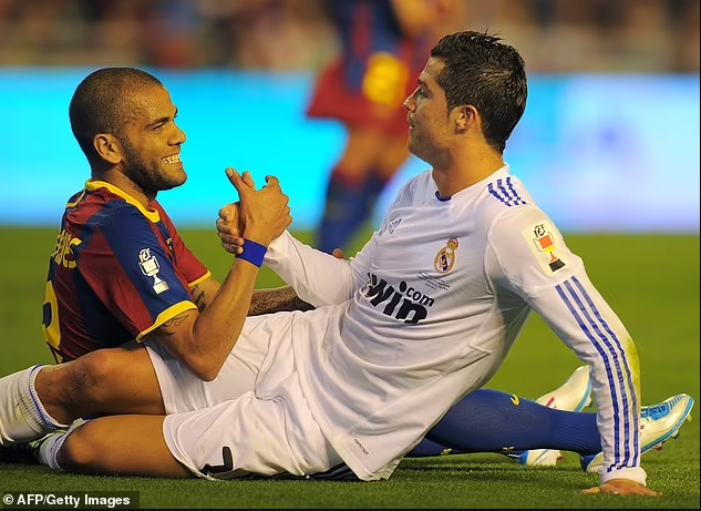 Dani Alves yahishuye uko Cristiano Ronaldo yanze kumusuhuza bahuriye mu birori