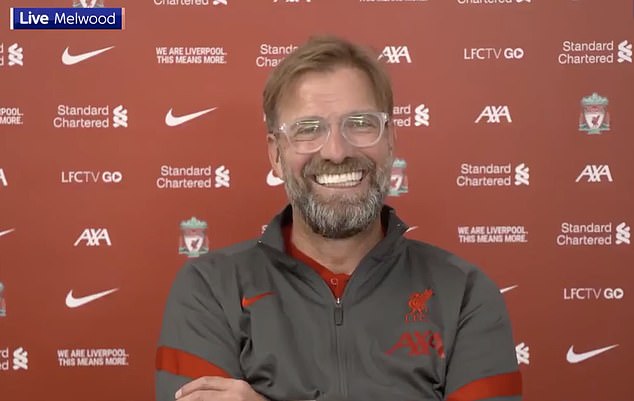 Jurgen Klopp yahishuye ukuntu yakanguye Sir Alex Ferguson mu rukerera amumenyesha ko yatwaye igikombe