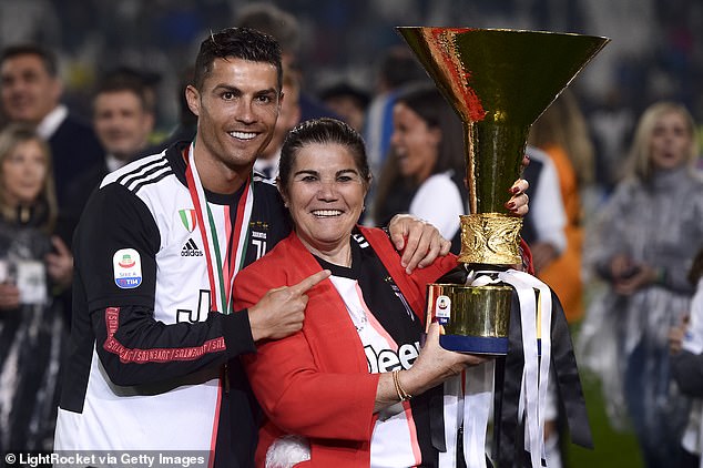 Umubyeyi wa Cristiano Ronaldo yahishuye icyifuzo gikomeye afite mbere yo gupfa