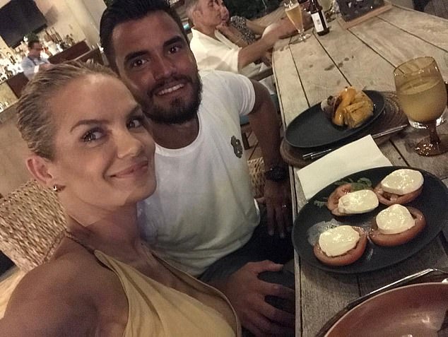Umugore wa Sergio Romero yibasiye bikomeye ikipe ya Manchester United yanze kumurekura