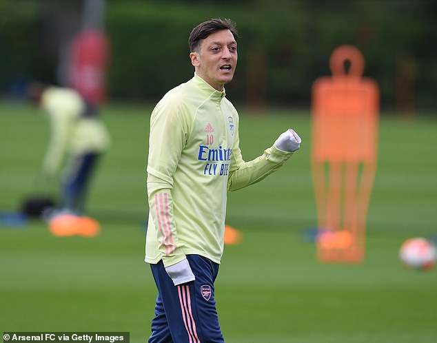 Arsenal yigiriye inama ikomeye yo kwikiza Mesut Ozil uhembwa adakina