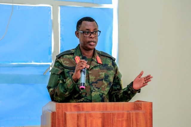 Amateka ya Gen Kabarebe ufite amateka akomeye mu gisirikare washyizwe mu kiruhuko cy'izabukuru