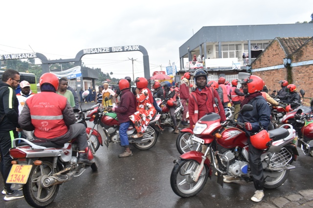 Musanze: Abamotari babangamiwe n'insoresore zibata ku munigo zikabambura
