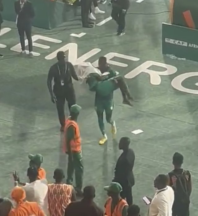 Umukinnyi wa Senegal yananiwe kugenda nyuma yo gutsindwa bamujyana mu rwambariro bamuteruye