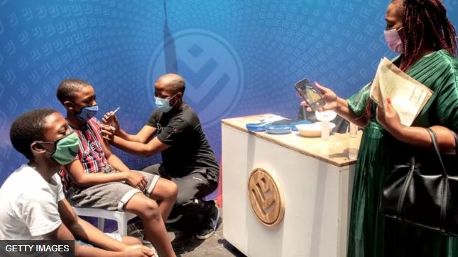 Afurika y' Epfo abandura Covid biyongera cyane, barayikeka kwihinduranya ku ncuro ya 5