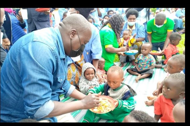 Ifoto y'umunsi: Minisitiri Gatabazi yagaragaye agaburira abana mugikorwa cyo kurwanya igwingira 