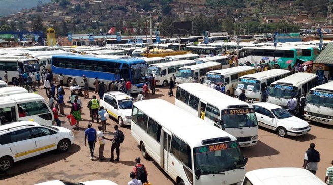 Imodoka zitwara abagenzi bajya n'abava mu ntara zizajya zitwara abikingije Covid-19 gusa,imihango yo kwiyakira yasubitswe i Kigali