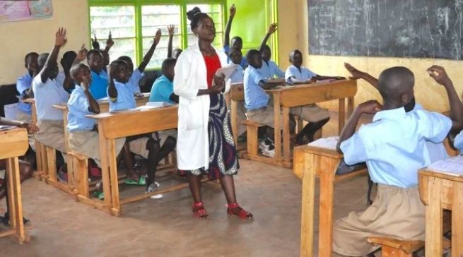 Abarimu bagaragaje imbamutima zabo ku gutangira akazi saa mbili n'igice 