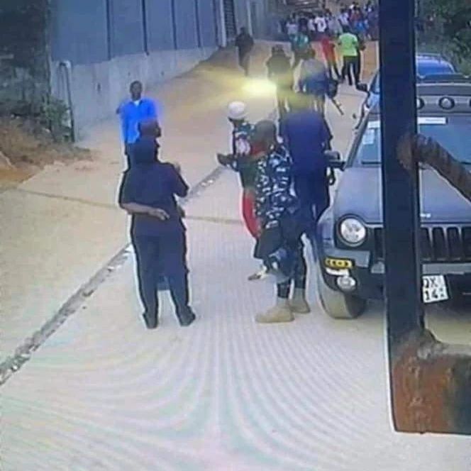 Abafana ba Sierra Leone babujijwe na Polisi gutwika inzu y'umukinnyi wabo wahushije Penaliti bagasezererwa