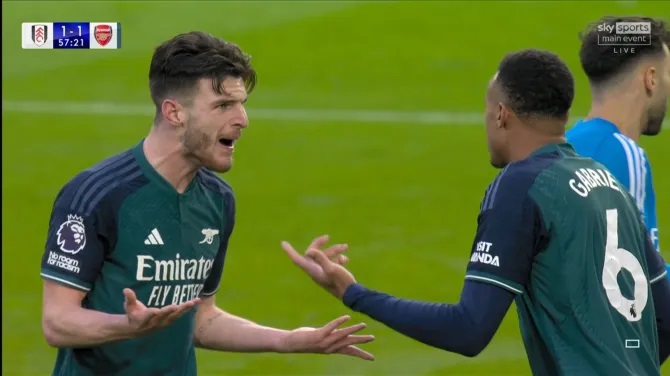 Abakinnyi ba Arsenal bagaragaye bashwanira mu kibuga mbere yo gutsindwa na Fulham