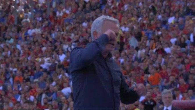José Mourinho yongeye gukora ibidasanzwe ahabwa ikarita itukura