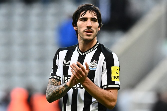Umukinnyi wa Newcastle yahawe igihano gikomeye kubera icyaha yakoze