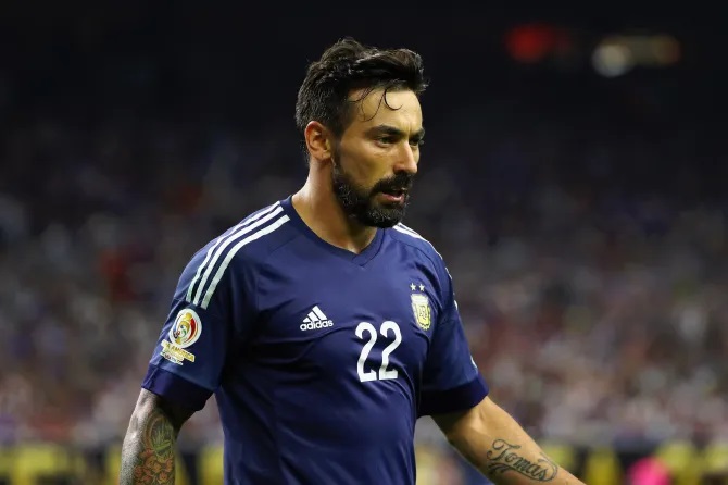 Lavezzi wamenyekanye muri PSG biravugwa ko yatewe icyuma mu nda