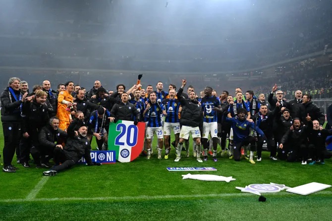 Inter Milan yatwariye igikombe cya shampiyona kuri mukeba wayo