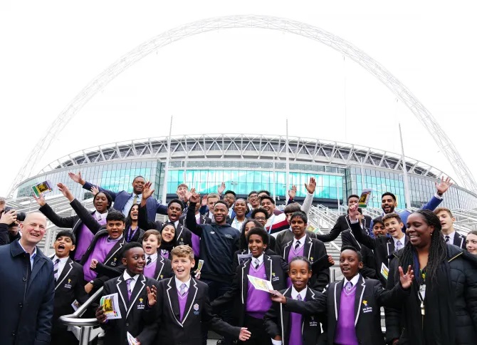 Raheem Sterling yiyemeje kurihira abirabura benshi kaminuza
