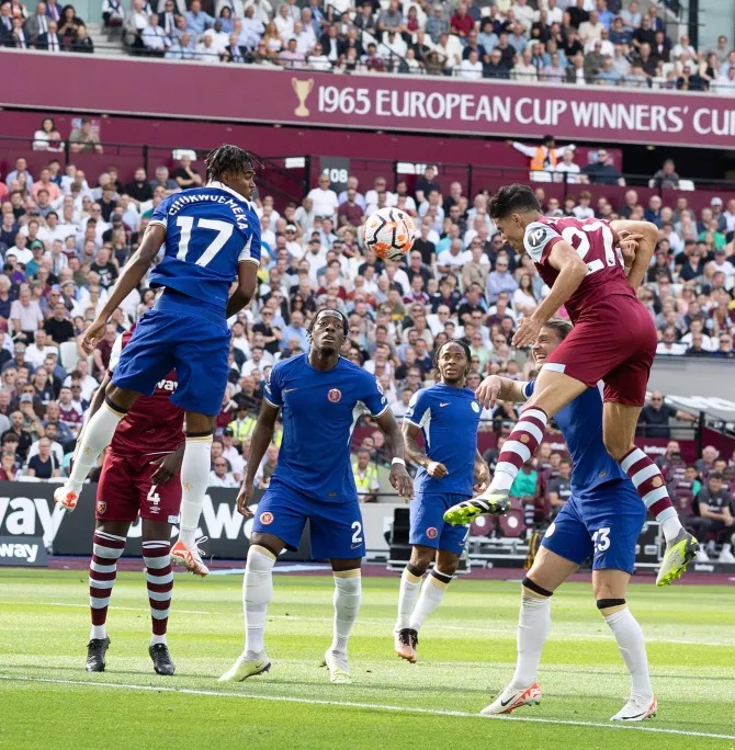 Manchester United na Chelsea zatangiye guca intege abafana bazo muri Premier League