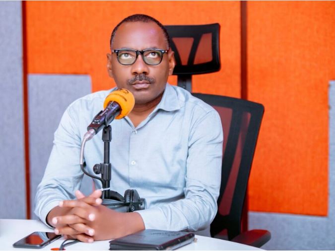 Kazungu Claver wakoraga ikiganiro cy'imikino kuri Radio 10 yasezeye