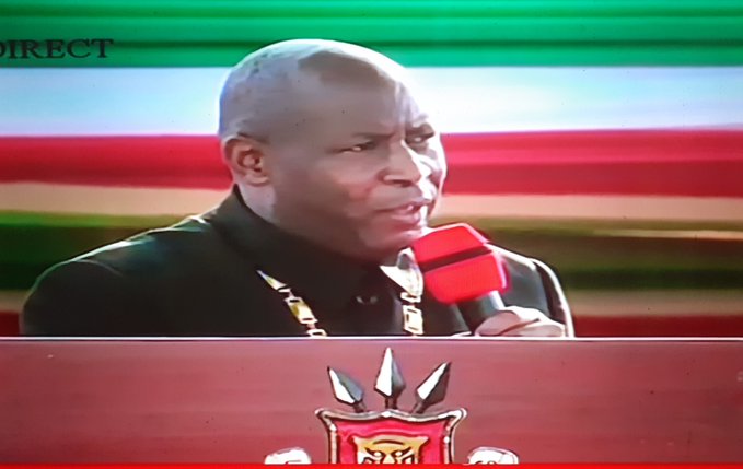 Perezida Ndayishimiye yahaye intashyo mugenzi we Paul Kagame mu muhango wo kwizihiza ubwigenge