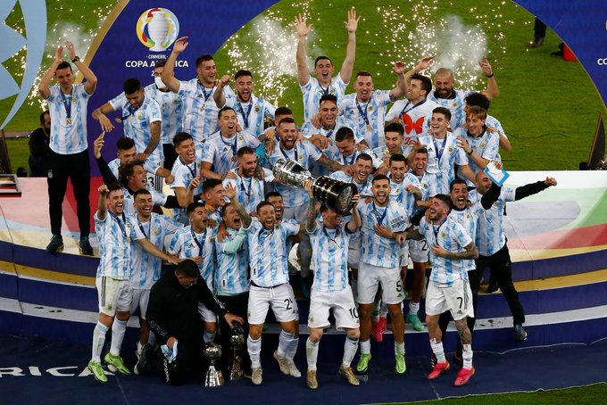 Lionel Messi yiyunze n'abanya Argentina yegukana Copa America 2021