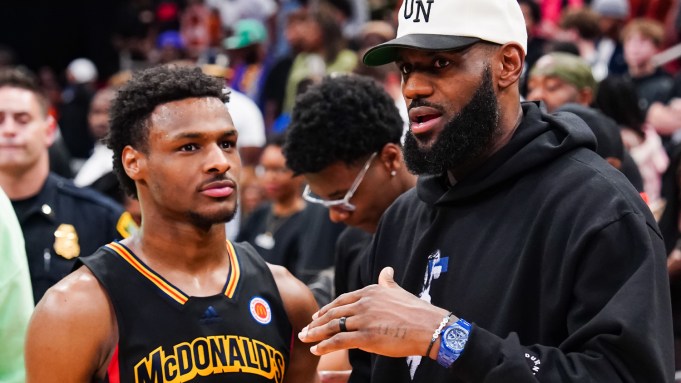 Lebron James yabaye umukinnyi wa mbere ugiye gukinana n'umwana we muri NBA