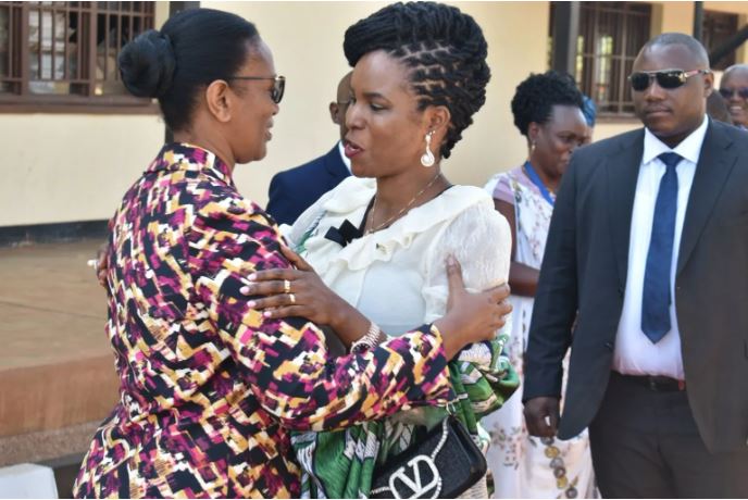 Update:Madamu Wa Perezida W'Uburundi Yaje Mu Rwanda Aciye Iy'Ubutaka