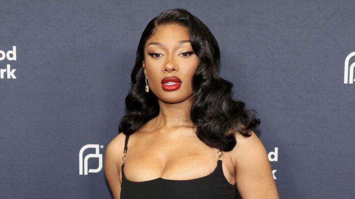 Umuraperi Megan Thee Stallion yarezwe guhatira umukozi we kumureba asambana